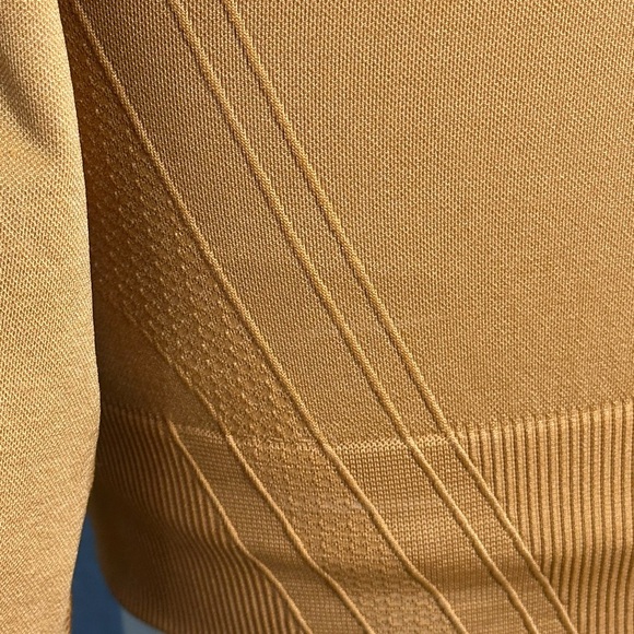 AYBL Reflex Seamless Long Sleeve Crop Top Size Medium Thumbholes Compression - Picture 5 of 8